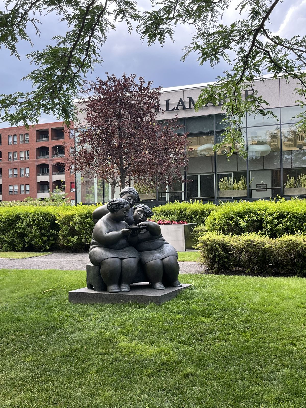 girls reading statue