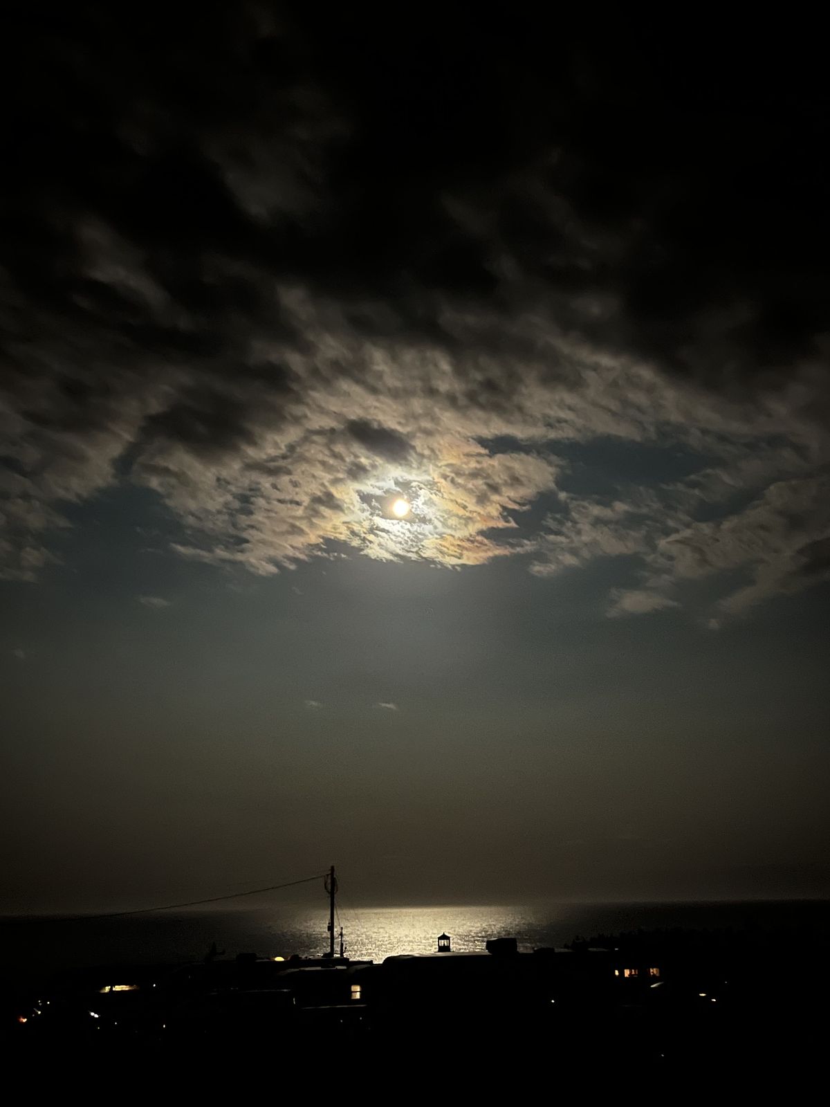 月光灑在海面上