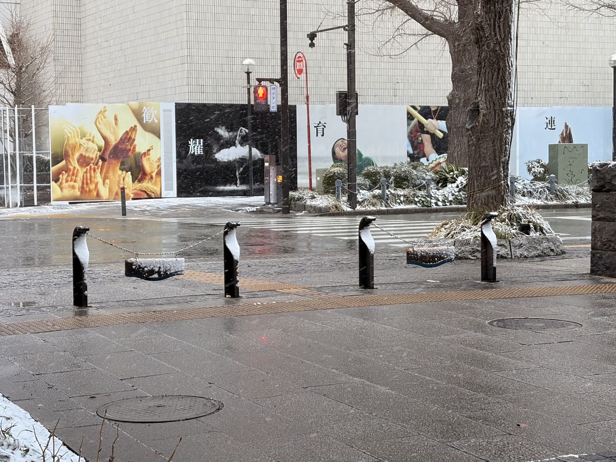護欄下了雪會變成企鵝